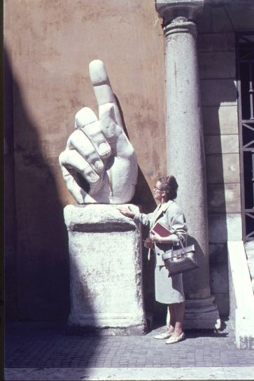 „Rom, 14.4.66, Kapitoli u. Museum, Im Hof d. Konservatorenpalastes“. Bildbeschriftung und Foto: Hedwig Kruse, Archiv für Alltagskultur, Bestand Kruse.