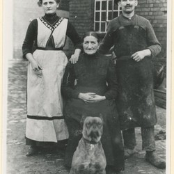 Familienfoto mit Hund, Archiv für Alltagskultur in Westfalen, 0000.07696. (vergrößerte Bildansicht wird geöffnet)