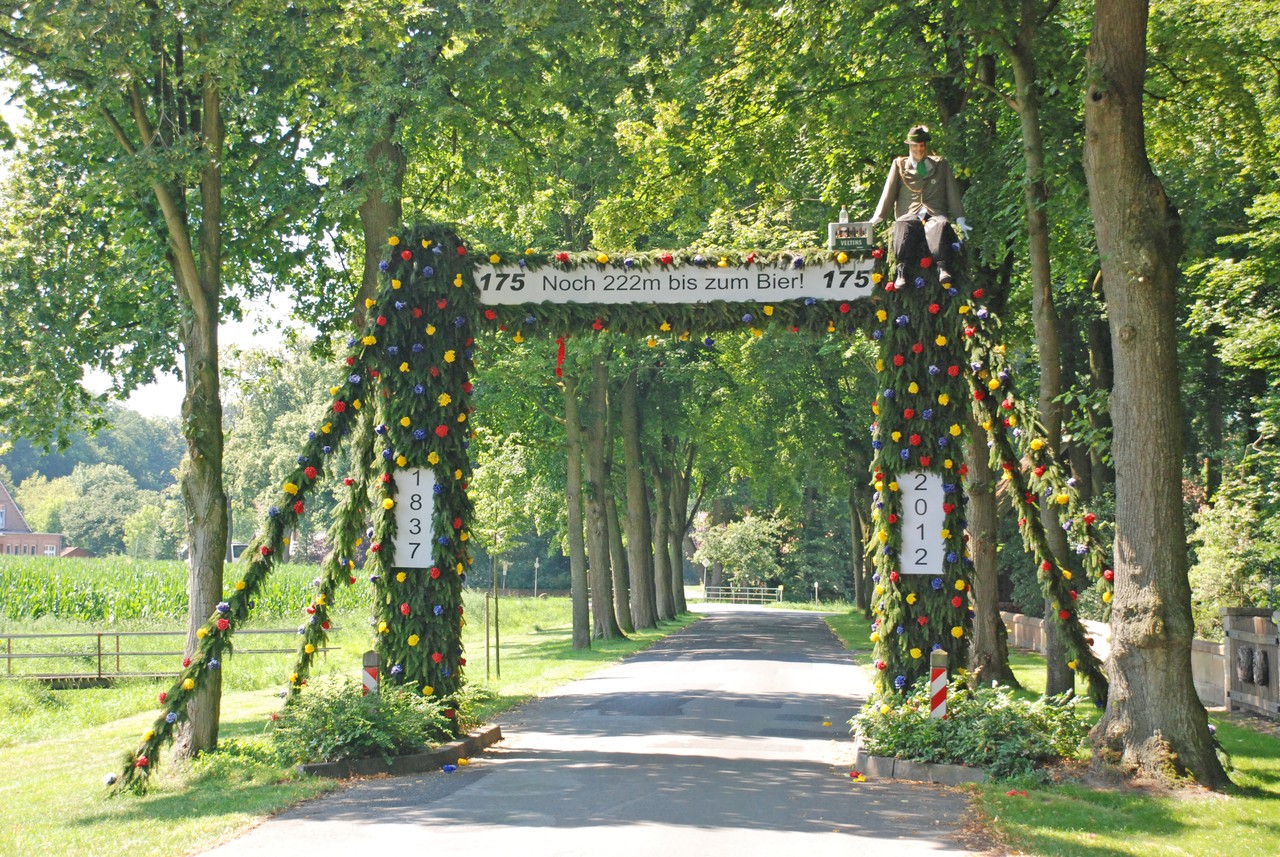 Durchhalteparole beim Jubelfest in Engden 2012: "Noch 222m bis zum Bier!" Foto: Andreas Eiynck.