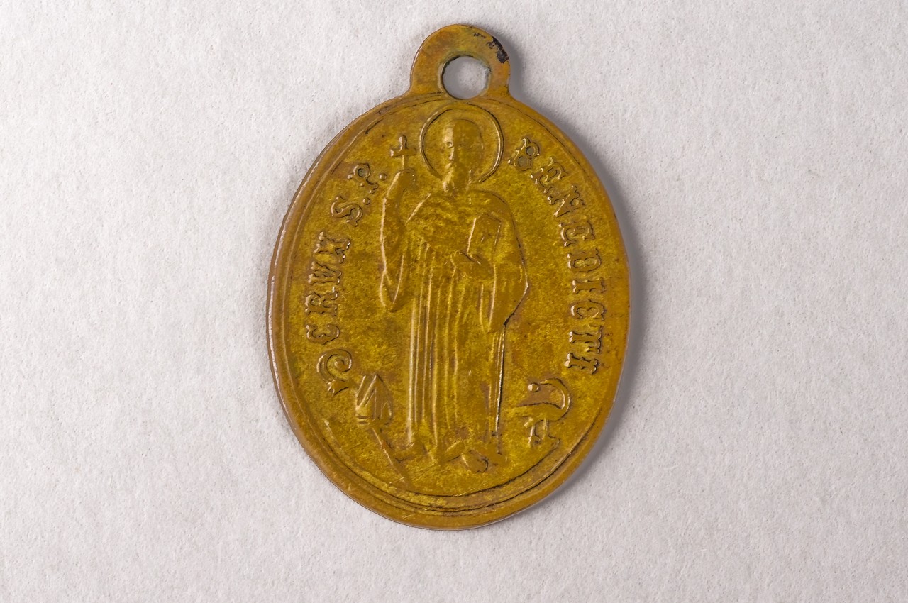 Medaille mit einem Benediktus-Segen, Bildseite, Foto: Andreas Eiynck.