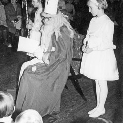 St. Nikolaus besucht die Schule in Freren, 1963. Foto: Bildarchiv des Emslandmuseums Lingen. (vergrößerte Bildansicht wird geöffnet)