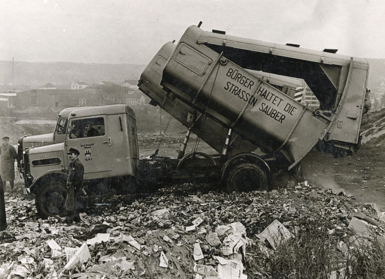 Entladung eines Müllwagens auf der Deponie „Galgenheide“, 1960, StArchBi, Fotosammlung, 21-002-032, Foto: Eduard Heidmann.