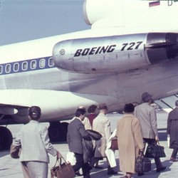 Mit einer Boeing 727 ging es für Hedwig Kruse und ihre Reisebegleiterin Clärchen von München über die Alpen nach Rom. Foto: Hedwig Kruse, Archiv für Alltagskultur, Bestand Kruse. (vergrößerte Bildansicht wird geöffnet)