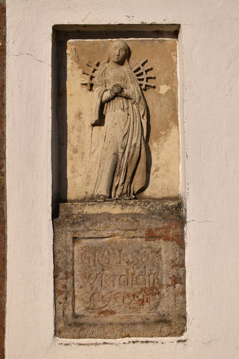 Marienrelief an der Kapelle.