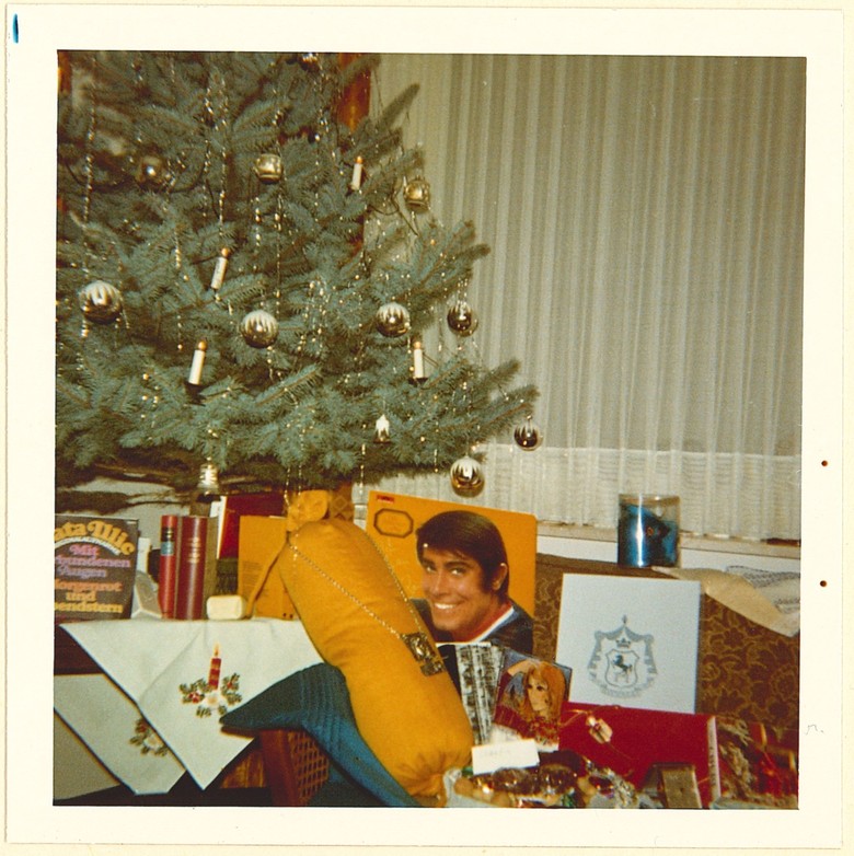 Bescherung unter dem Weihnachtsbaum, 1970. Fotoalbum der Familie S. Archiv für Alltagskultur in Westfalen, Sammlung BF Nr. 16f S38.