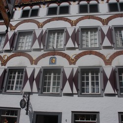 Hausmarke an der Fassade eines Bürgerhauses in Warendorf. Foto: Andreas Eiynck. (vergrößerte Bildansicht wird geöffnet)