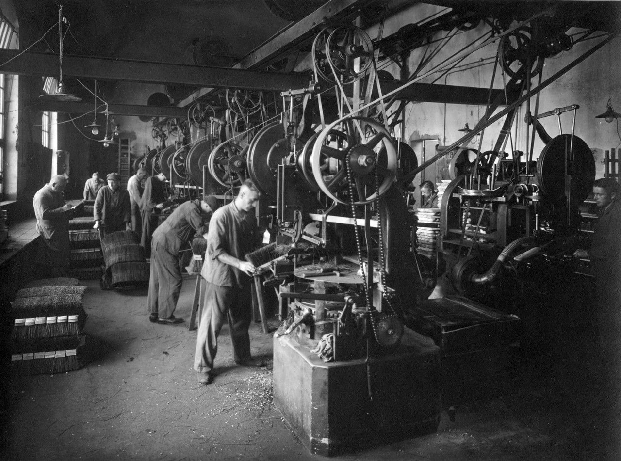 Die Maschinen in der Besenproduktion wurden über Riemen angetrieben. Foto: Kommunalarchiv Herford.