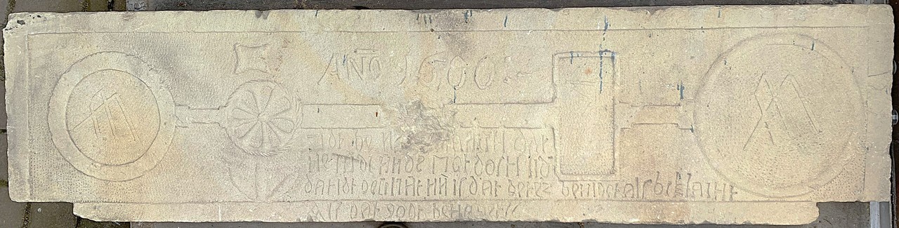 Der Kaminsturz aus Baumberger Sandstein.