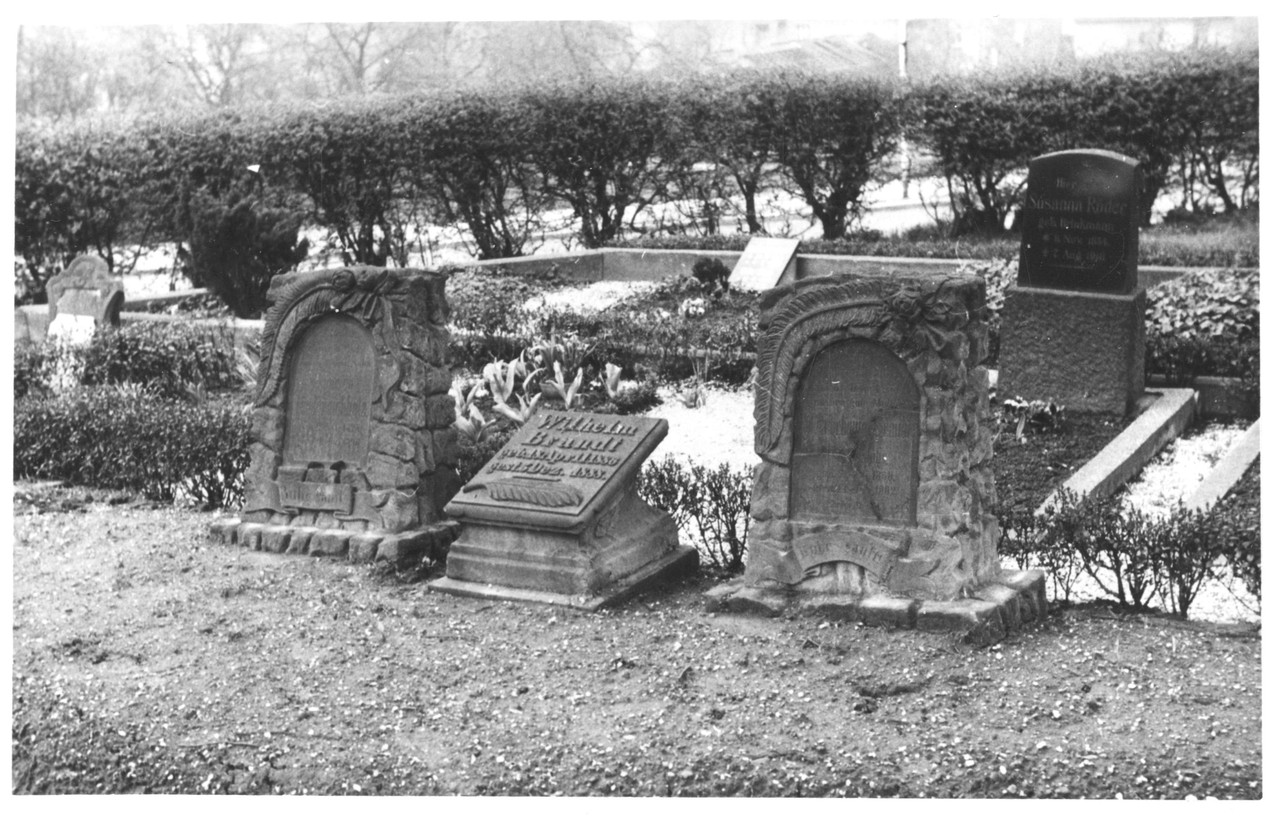 Grabsteine, ev. Friedhof, Bochum-Langendreer, 1961, Foto: Karl Schmidthaus, Archiv für Alltagskultur in Westfalen, 0000.20737.