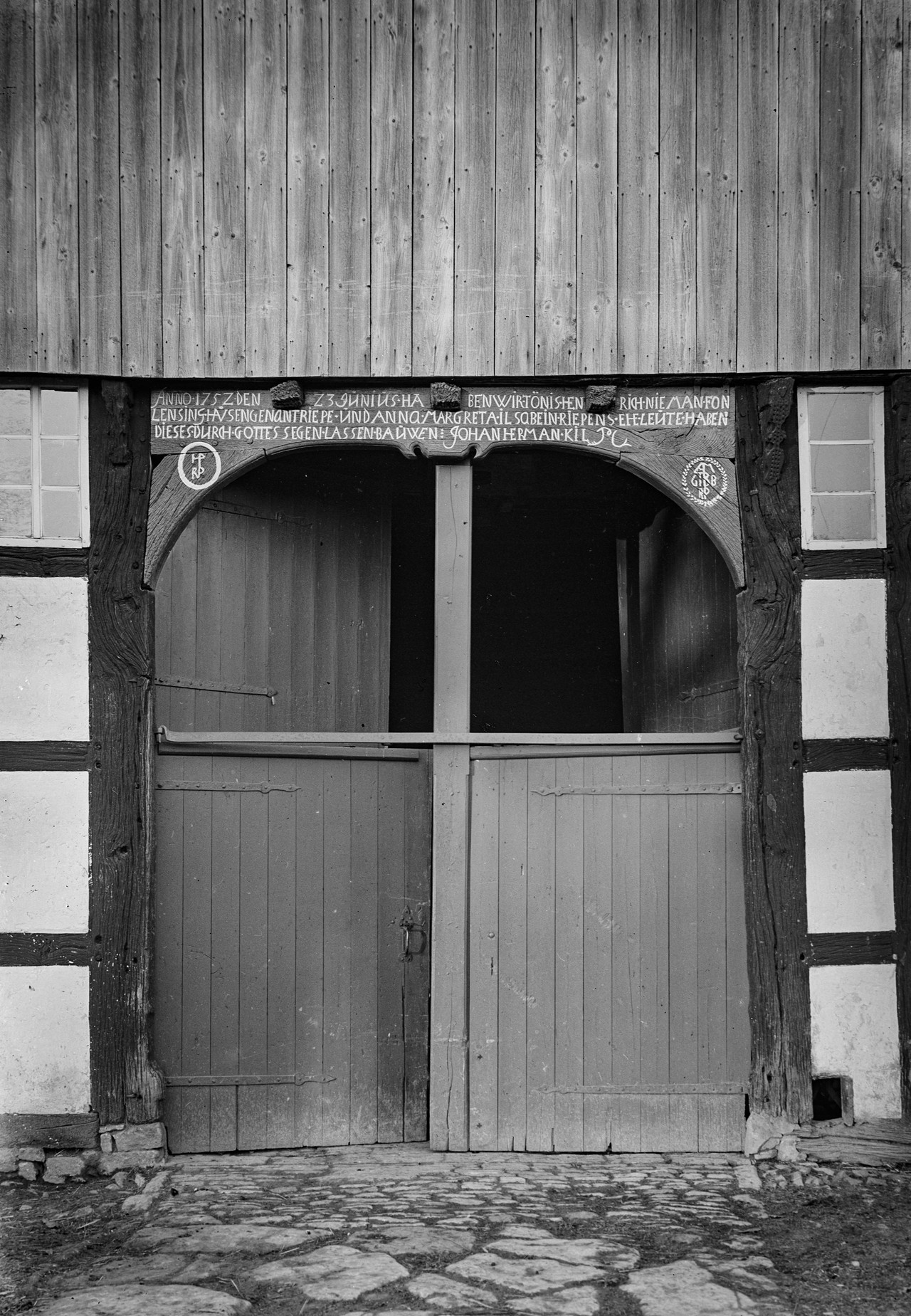 Torbogen des Haupthauses Riepe in Pödinghausen (Enger) von 1752: Der Hauseingang ist mit den Monogrammen des Erbauerehepaares zurückhaltend dekoriert (Sammlung Budde-Ehlers, LWL-Medienzentrum für Westfalen).