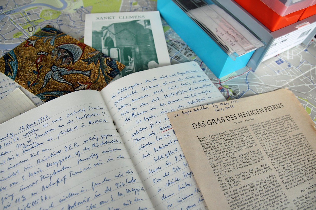 Dias, Notizen, ein Reisetagebuch, eine Reihe von Ansichtskarten und viele Unterlagen mehr dokumentieren die Reise von Dr. Hedwig Kruse nach Rom. Foto: Christiane Cantauw, Archiv für Alltagskultur.