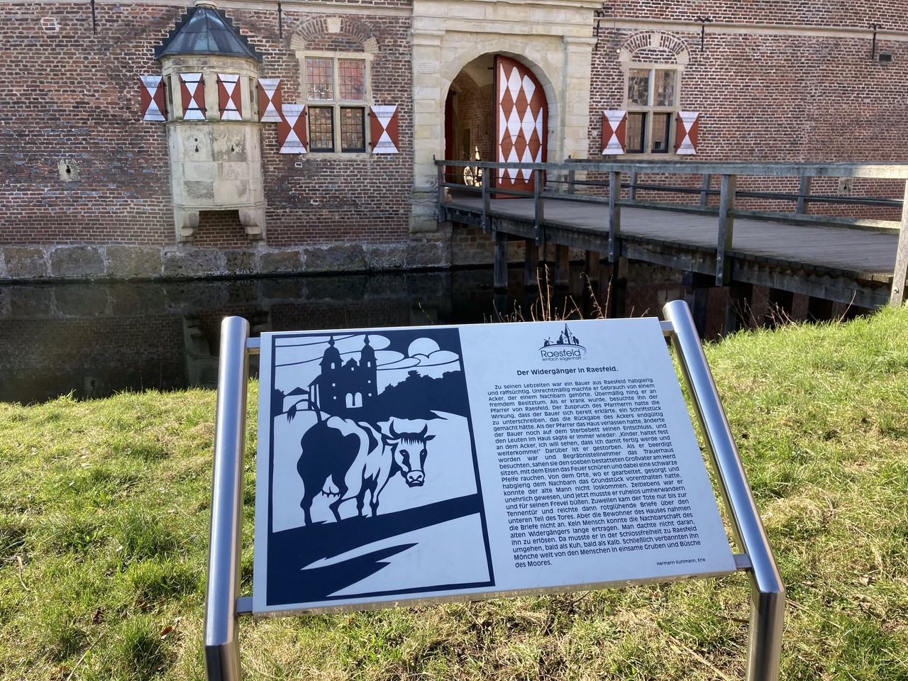 Eine Station des Sagenweges am Eingang zum Schloss