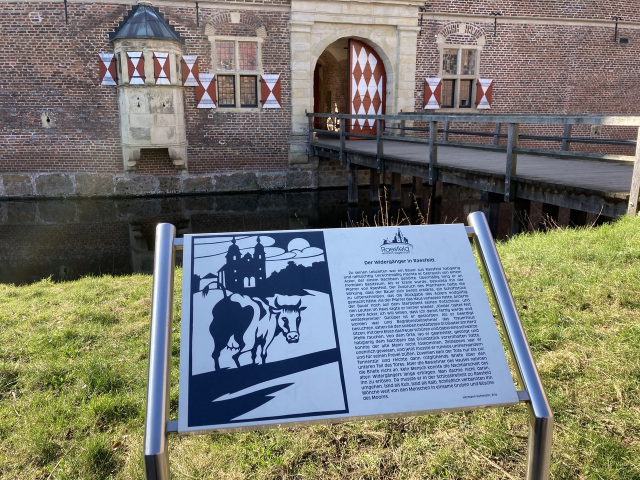 Eine Station des Sagenweges am Eingang zum Schloss