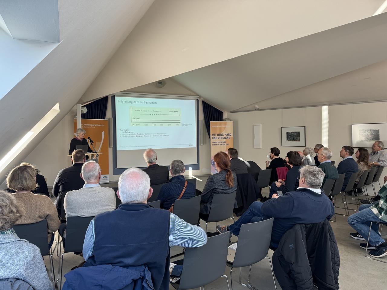 Der Workshop „Flurnamen, Ortsnamen, Familiennamen“, der am 22. November 2025 in Arnsberg stattfand, brachte interessierte Laien und Wissenschaftler:innen zusammen. (Foto: Cantauw)