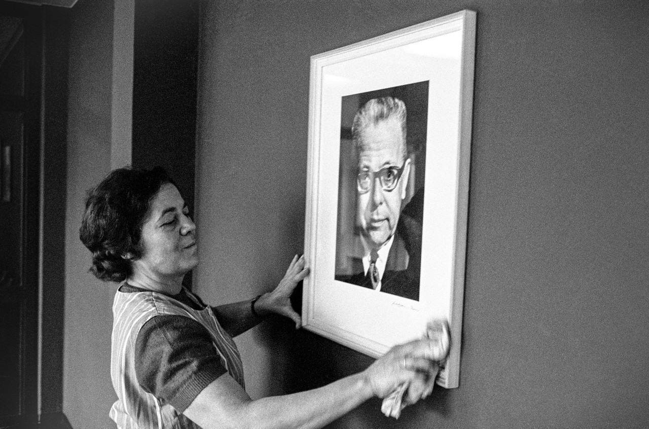 Frühjahrsputz: Gut gelaunt wird im alten Rathaus Castrop-Rauxel das Porträt von Bundespräsident Gustav Heinemann gereinigt, Mai 1973. Foto: Helmut Orwat, LWL-Medienzentrum für Westfalen