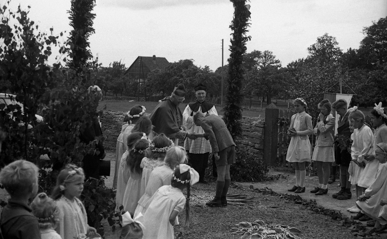 Fotoarchiv Nies, Stadtarchiv Lippstadt, 0553 j 029. Fronleichnam 1947 im Kreis Soest.