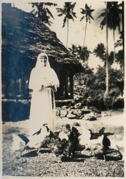Schwester Anastasia beim Füttern von Hühnern während ihrer Missionstätigkeit auf Samoa. (Foto: Familie Wolterkessen)