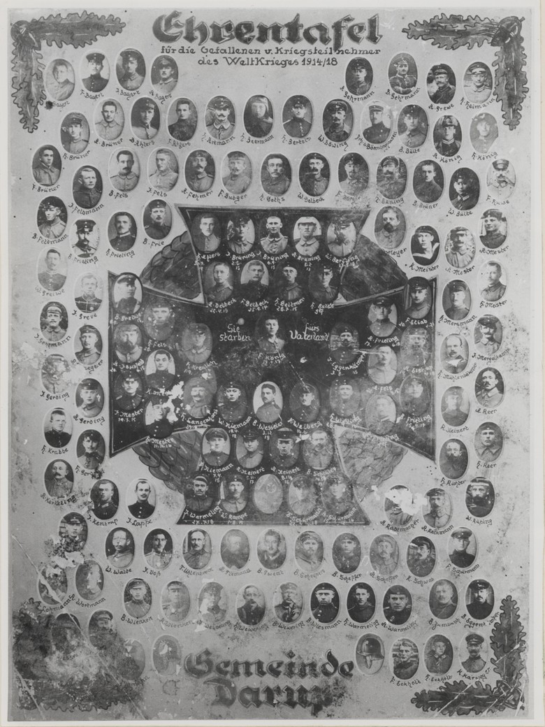 Die „Ehrentafel für die Gefallenen v. Kriegsteilnehmer des Weltkriegs 1914/18“ vereint die Portraitfotografien von Kriegstoten der Gemeinde Darup. (Foto: Alltagskulturarchiv, Sign. 0000.72395)