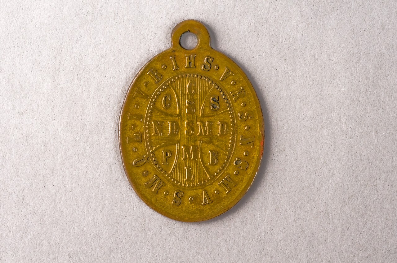 Medaille mit einem Benediktus-Segen, Textseite, Foto: Andreas Eiynck.