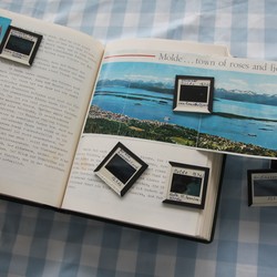Dias und das Reisetagebuch von Hedwig Kruse mit Panorama von Molde. Foto: Andreas Floyd. (vergrößerte Bildansicht wird geöffnet)