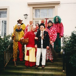 Die Gecken beim Umzug, 1993. Foto: Dr. Hans Hellmich; Bildarchiv Heimatverein Schapen. (vergrößerte Bildansicht wird geöffnet)