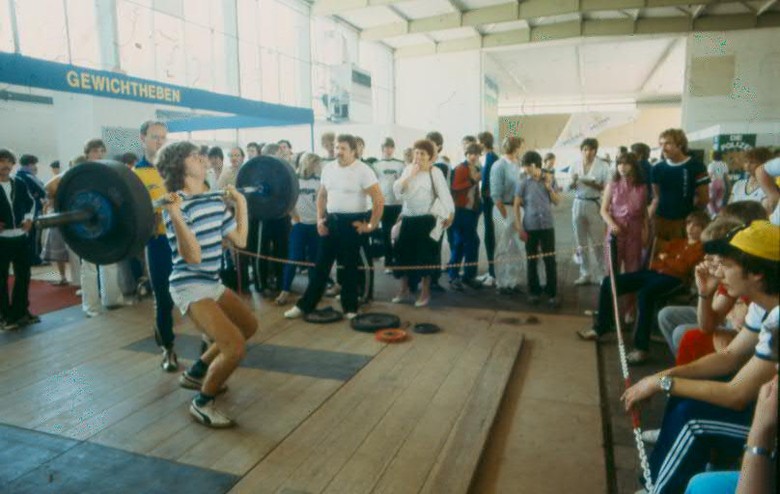 Auch weniger verbreitete Sportarten wie Gewichtheben konnten ausprobiert werden. Messe Trimmyland 1980, Essen (Foto: Gustav Hildebrand)