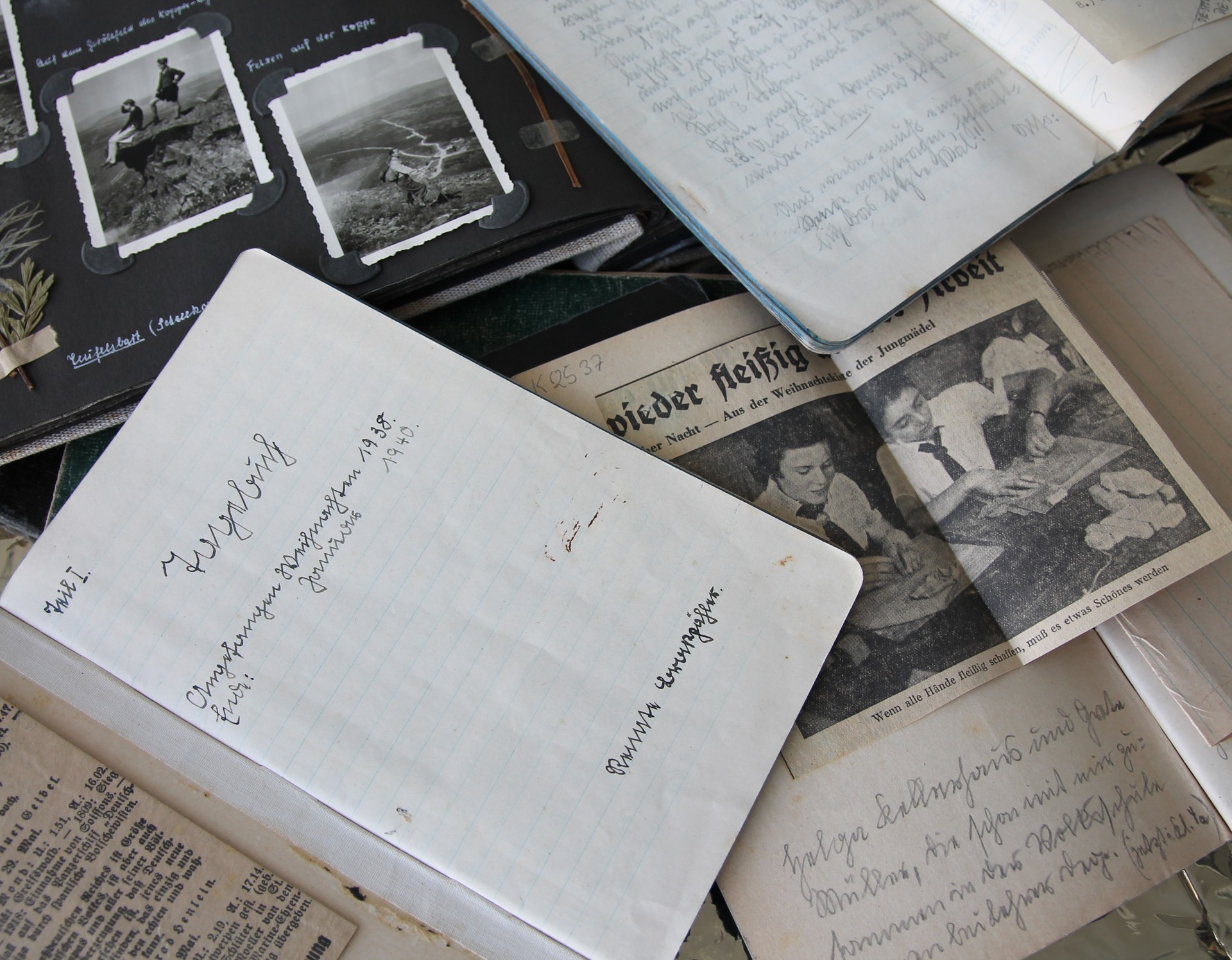 Aufgeschlagene Tagebücher, eines davon von 1938 bis 1943, sowie ein Fotoalbum. Archiv für Alltagskultur.
