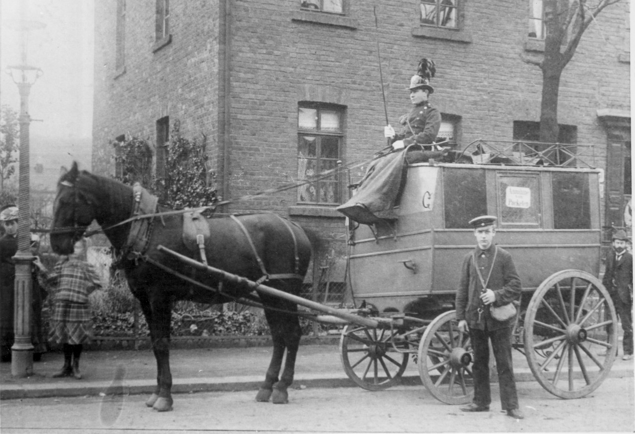 Mit einer  Postkutsche gegen Napoleon? Heinrich von Kleist könnte so etwas im Sinn gehabt haben... (Postkutsche, aufgenommen in Feudingen, 1910, Archiv für Alltagskultur in Westfalen, 0000.46706.)