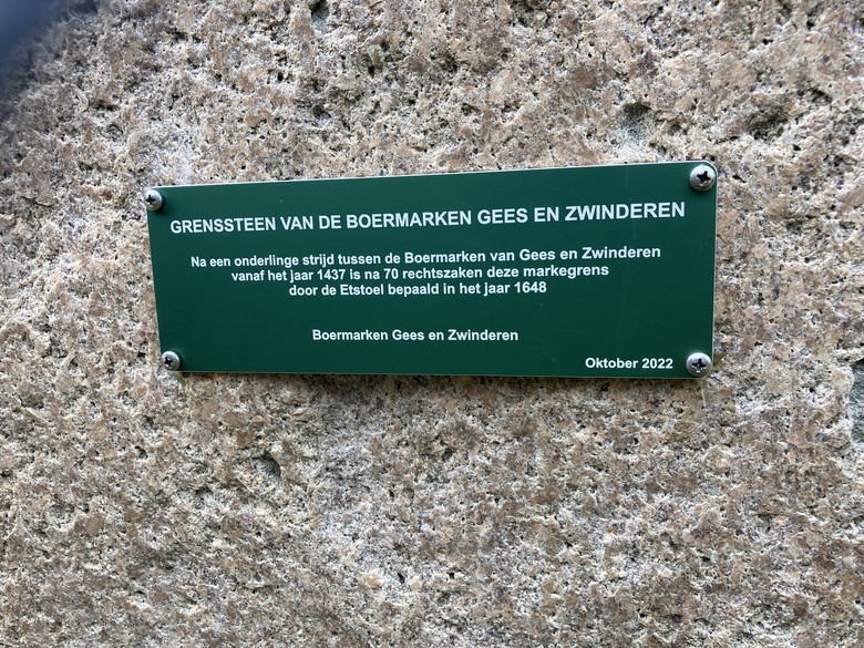 Erläuterungstafel am neuen Grenzstein zwischen Gees und Zwinderen. Foto: Andreas Eiynck.