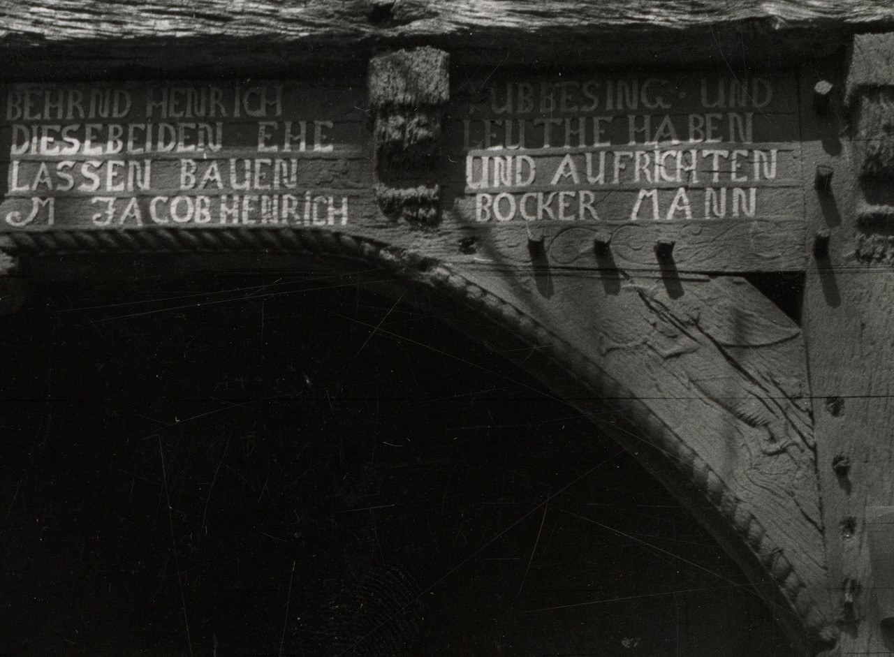 Der älteste bekannte Torbogen-Engel aus Bielefeld-Schildesche datiert auf den 4. August 1789. Der Engel-Torbogen ging leider 1976 nach einem Brand verloren (Stadtarchiv und Landesgeschichtliche Bibliothek Bielefeld, Fotosammlung, Aufnahme 1976, Ausschnitt).