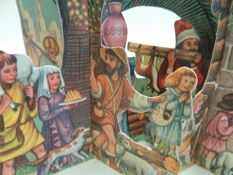 Detail der Krippe: Gabenbringer mit Kuchen, Amphore und erlegtem Wild.