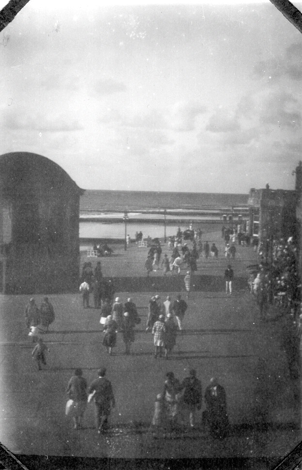 Eine schwarz-weiße Postkarte der Strandpromenade Borkums.