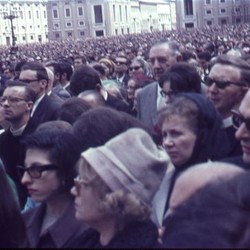 „Ostern 66/Rom, Auf d. Petersplatz“. Bildbeschriftung und Foto: Hedwig Kruse, Archiv für Alltagskultur, Bestand Kruse. (vergrößerte Bildansicht wird geöffnet)