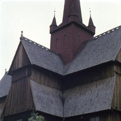 Dia mit Bild der Stabkirche Ringebu. Foto: Hedwig Kruse, Archiv für Alltagskultur, Bestand Kruse. (vergrößerte Bildansicht wird geöffnet)