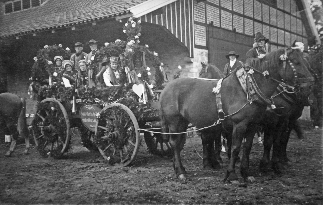 Hochzeitsgruppe in Trachten auf dem Hof Schulze Veltrup zum 100. Geburtstag des Bauernkönigs von Schorlemer-Alst (1925).