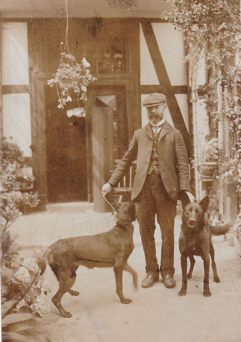 Ludwig Nolting mit seinen Schäferhunden. Foto: Kommunalarchiv Herford.