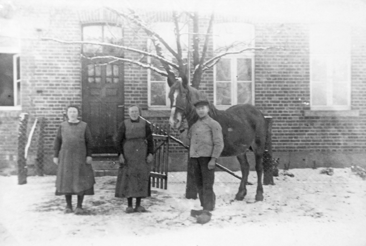 Bauernfamilie mit Pferde im Schnee vor der Haustür in Sellen bei Burgsteinfurt (um 1925).
