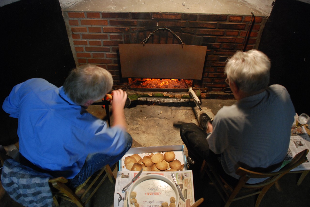 Neujahrskuchenbacken am offenen Herdfeuer in Burgsteinfurt-Hollich, 2009.