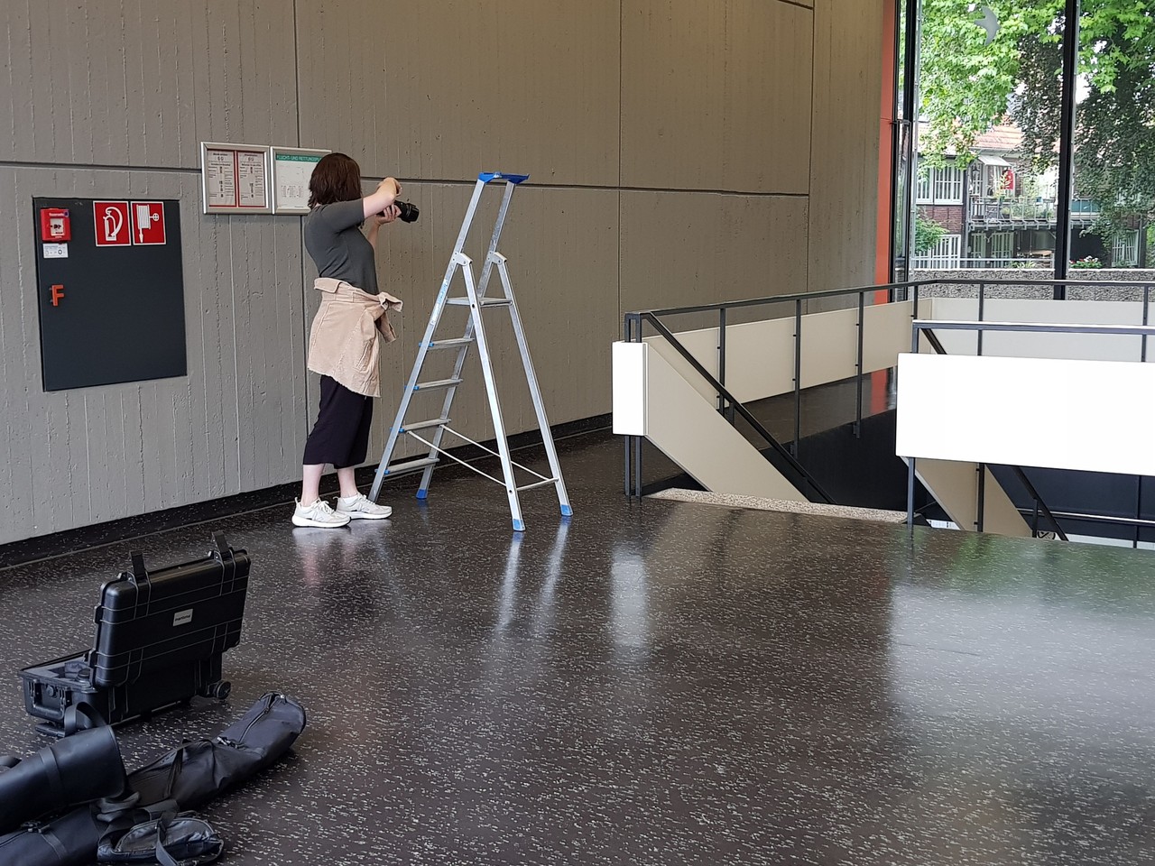 Die Fotografin Marie Hense ist bei der zweiten Ausgabe von Graugold. Magazin für Alltagskultur unter anderem für die Objektfotografie zuständig. Hier macht sie Aufnahmen in einem Gebäude der Universität Münster. Foto: Elisabeth Timm.