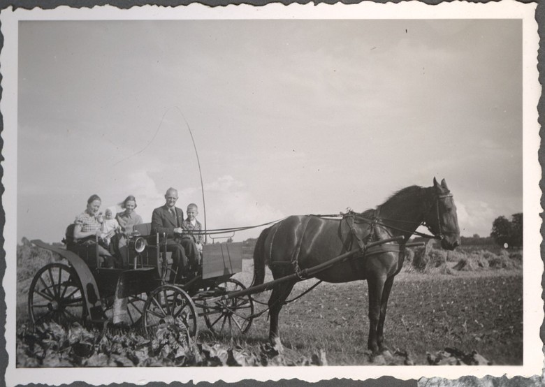 Familienkutsche. Der Vater sitzt mit seinem Sohn vorne auf dem Kutschbock. 1930er–1940er Jahre. Archiv für Alltagskultur in Westfalen, Sammlung BF Nr. 14g S7.