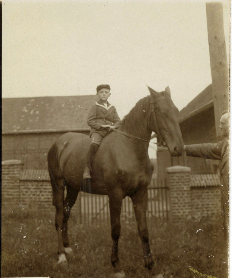 Inszenierung des Anerben zu Pferde, der Vater hält (noch) den Zaum. An anderer Stelle wurde das Foto so zugeschnitten, dass der Vater nicht mehr im Bild ist. 1910er Jahre. Archiv für Alltagskultur in Westfalen, Sammlung BF Nr. 14e S52.