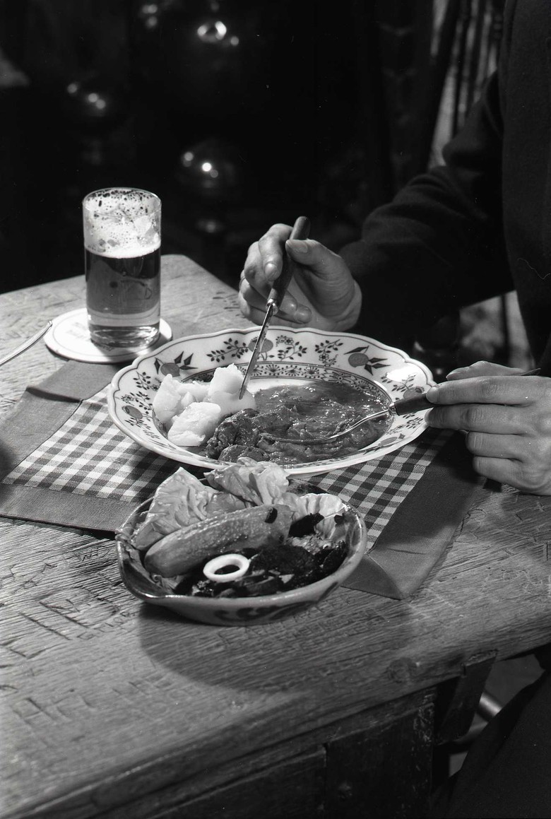 Spezielle Traditionsgerichte wie beispielsweise Töttchen verhelfen der Tourismusregion Münsterland bis heute zu Lokalkolorit, Münster, um 1965. (Foto: Herwig Happe, Alltagskulturarchiv, Sign. 2015.00370).