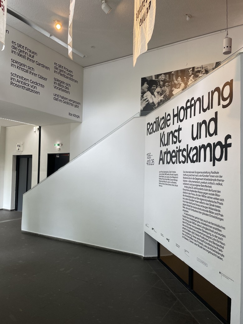 Das Gedicht „Es gibt Frauen“ in der Ausstellung Radikale Hoffnung. Kunst und Arbeitskampf im Kunstmuseum Gelsenkirchen (Foto: Anna Seidel)