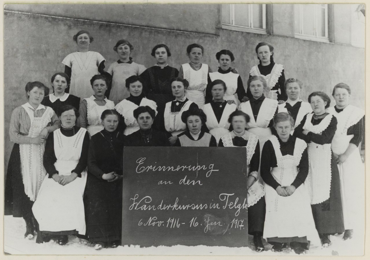 Teilnehmerinnen eines Kurses der Kreiswanderhaushaltungsschule in Telgte, 1916/17, Mitte: Kursleiterin Agnes Lindemann (Archiv für Alltagskultur, Sign. 0000.31018).