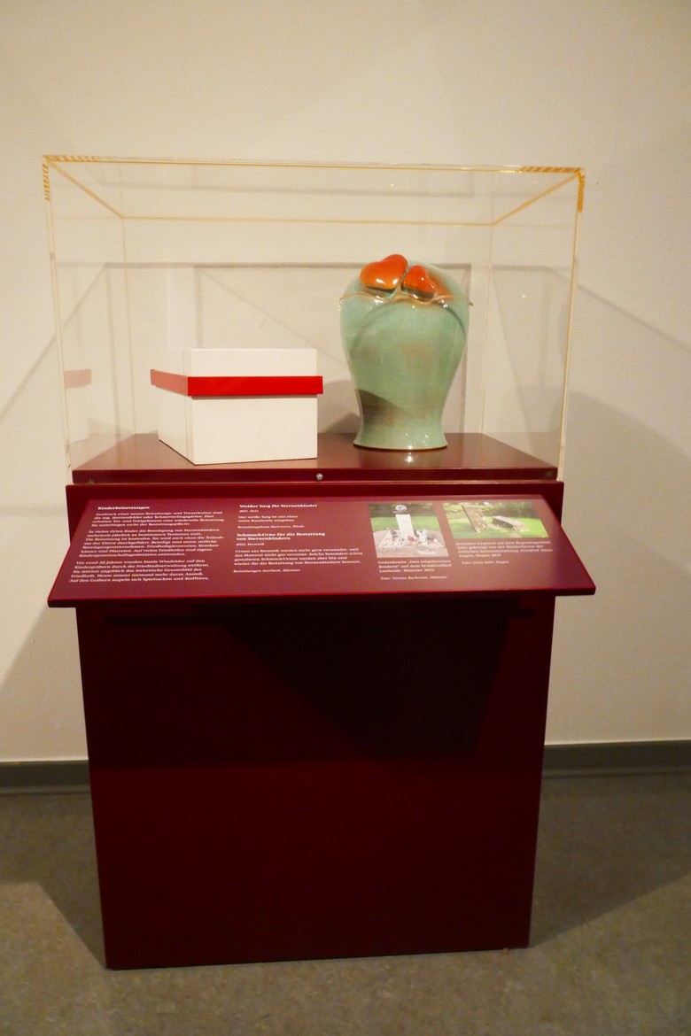 Einblick in die Ausstellung - Ausstellungseinheit Kinderbeisetzungen - Sternenkinder.