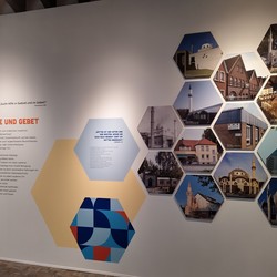 Impressionen aus der Ausstellung „Er gehört zu mir. Muslimische Lebenswelten in Deutschland“ im RELíGIO-Museum, Telgte. (vergrößerte Bildansicht wird geöffnet)