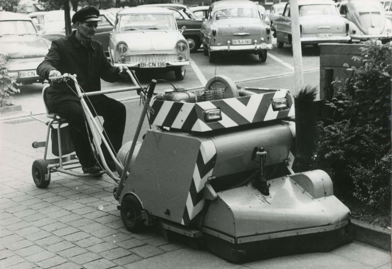 In den 1960er Jahren waren auch kleinere Kehrmaschinen im Einsatz, mit denen schmale Gehwege gereinigt werden konnten, 1961, StArchBi, Fotosammlung, 21-001-024, Foto: Möller.