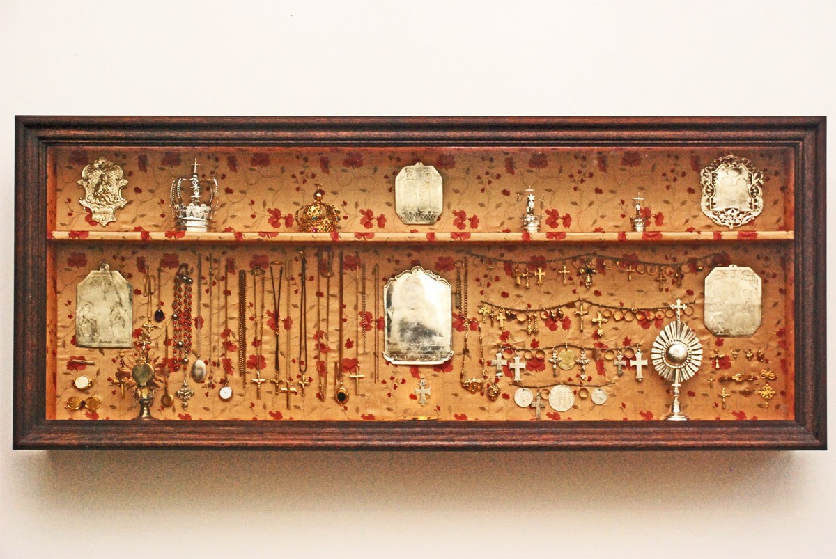 Vitrine mit Votivgaben.
