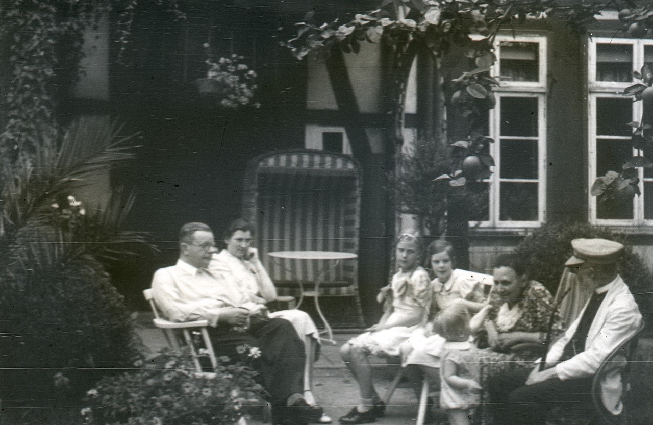 Familie Nolting und Familie Herrmann sitzen auf der Terrasse. Foto: Kommunalarchiv Herford.