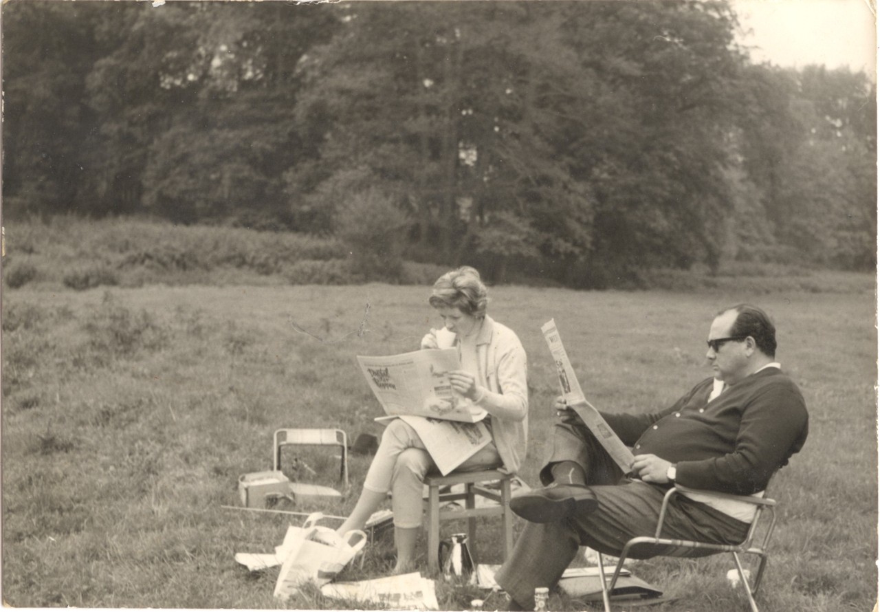 Zeitunglesen im Grünen, ca. 1960-1970er Jahre, Fotograf unbekannt, Archiv für Alltagskultur in Westfalen, 2011.00686.